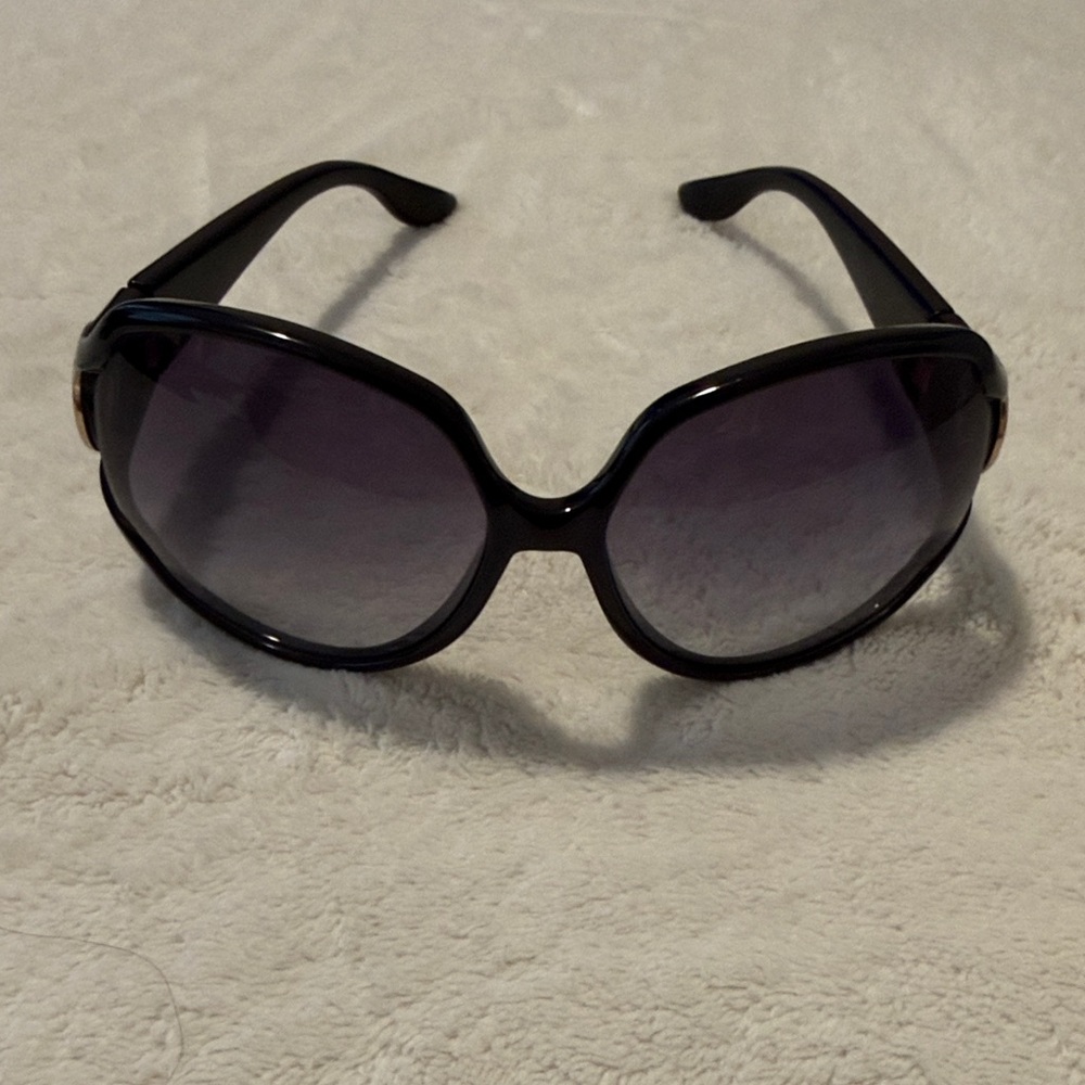 Gucci Women's Black Frame Sunglasses with Gradient Purple Lenses